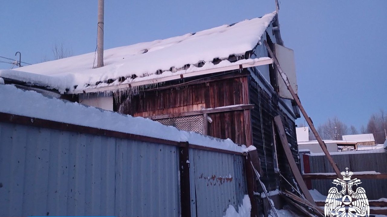 Главная картинка новости: В Усинске пожарные оперативно потушили возгорание в дачном доме
