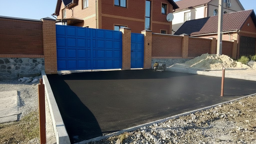 Главная картинка новости: Залил площадку перед воротами в 2 раза дешевле асфальта: наглядно показываю два рабочих способа