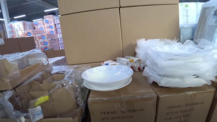 Главная картинка новости: Голова идет кругом от новинок в Чижике: индийские ковры, белорусская косметика и китайские диковинки