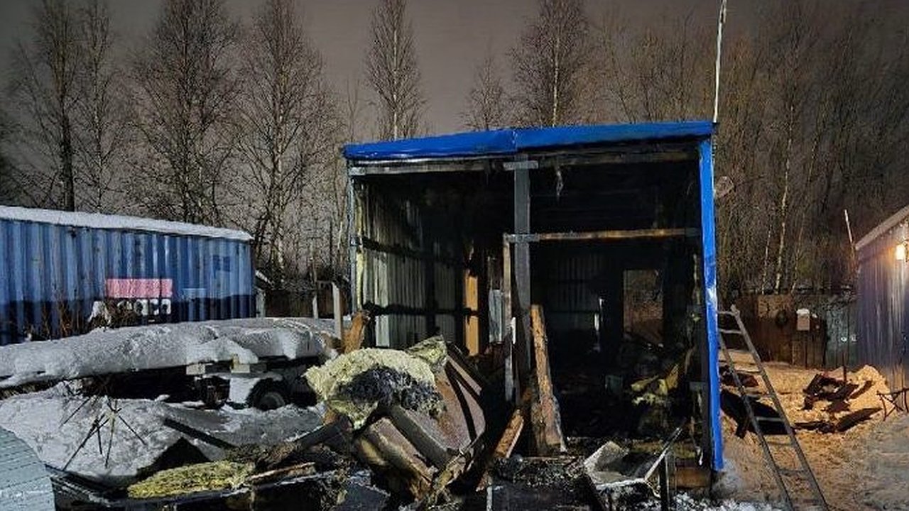 Главная картинка новости: В Усинском округе потушили пожар в жилом балке