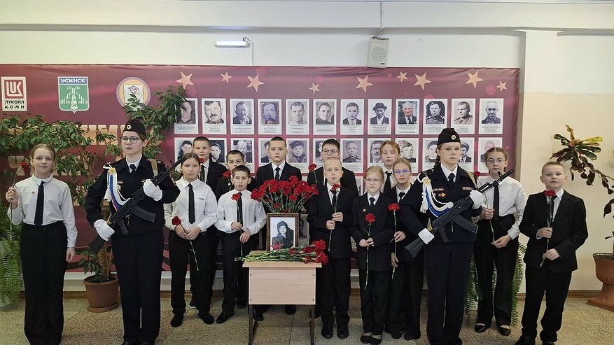 Главная картинка новости: Усинские школьники почтили память Евгения Климовца у мемориального комплекса