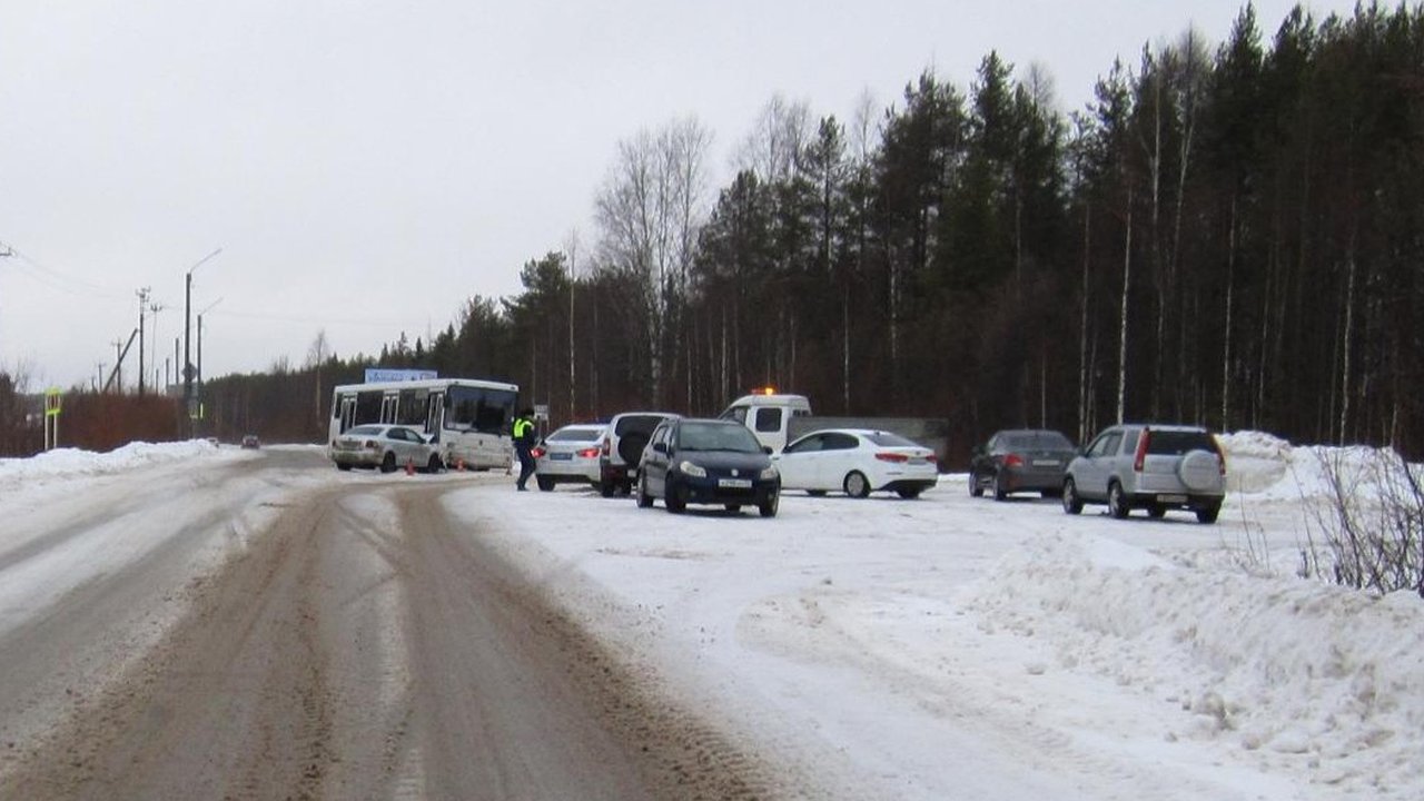 Главная картинка новости: Водитель Volkswagen врезался в автобус в Коми, имея 89 нарушений ПДД