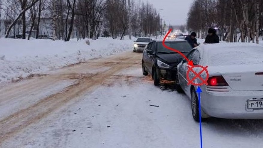 Главная картинка новости: В Усинске водитель выехал на встречную полосу и спровоцировал дорожное происшествие