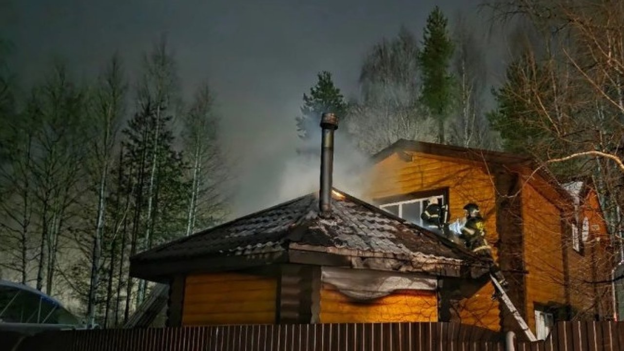 Главная картинка новости: В Коми пожарные за сутки вывели из огня восемь человек