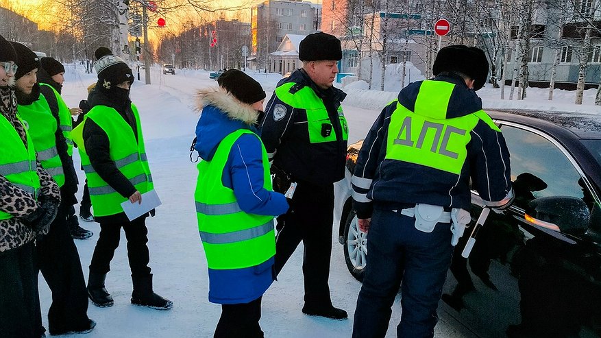Главная картинка новости: В Усинске школьники и инспекторы напомнили водителям о важности соблюдения ПДД