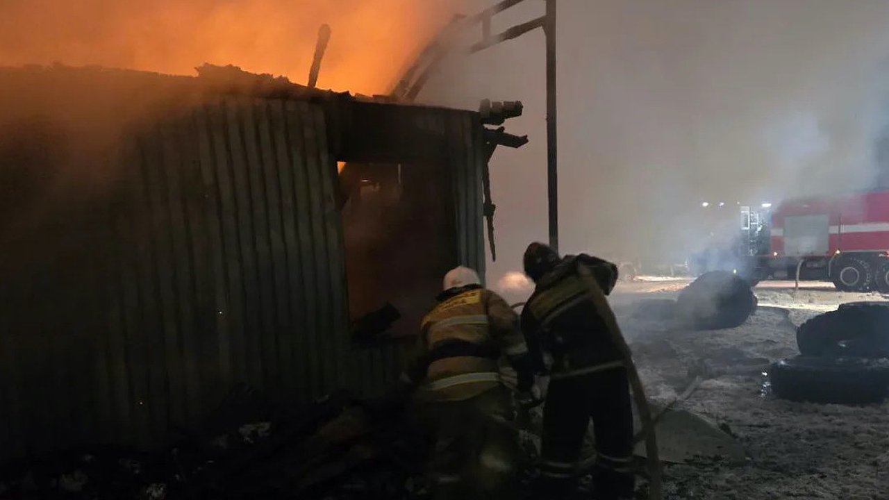 Главная картинка новости: В Усинске ликвидировали пожар в слесарной мастерской