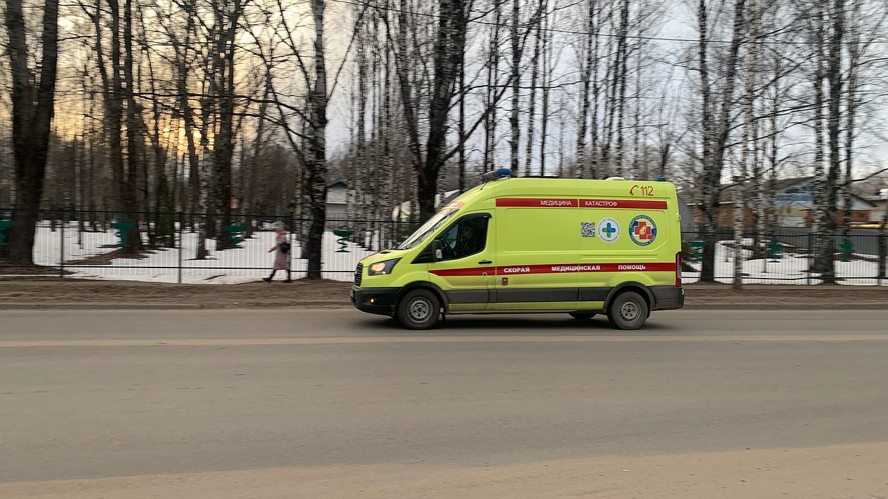 Главная картинка новости: В Коми грузовик спровоцировал ДТП с легковым автомобилем