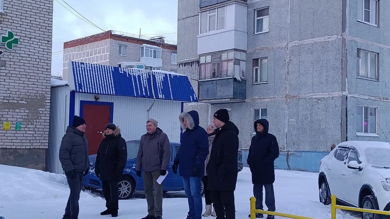 Главная картинка новости: В Усинске жители дома по улице Ленина взяли судьбу двора в свои руки