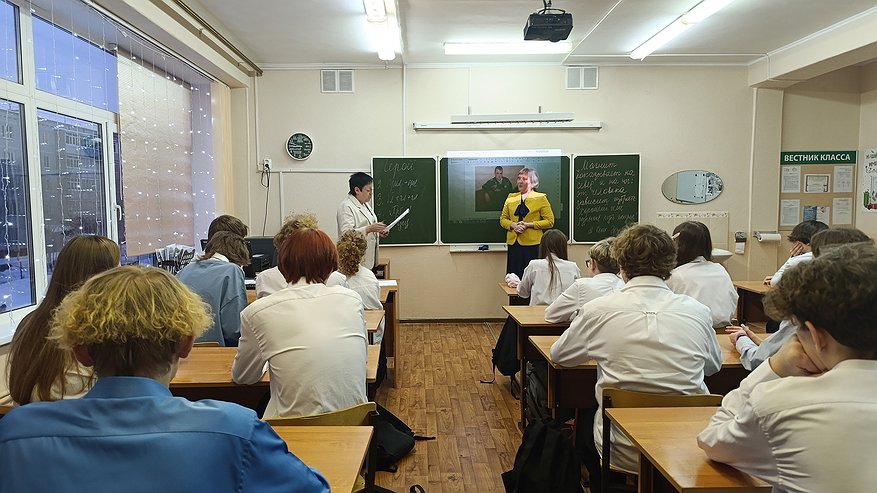 Главная картинка новости: В Усинске школьники обсудили героизм и личный выбор на открытом уроке