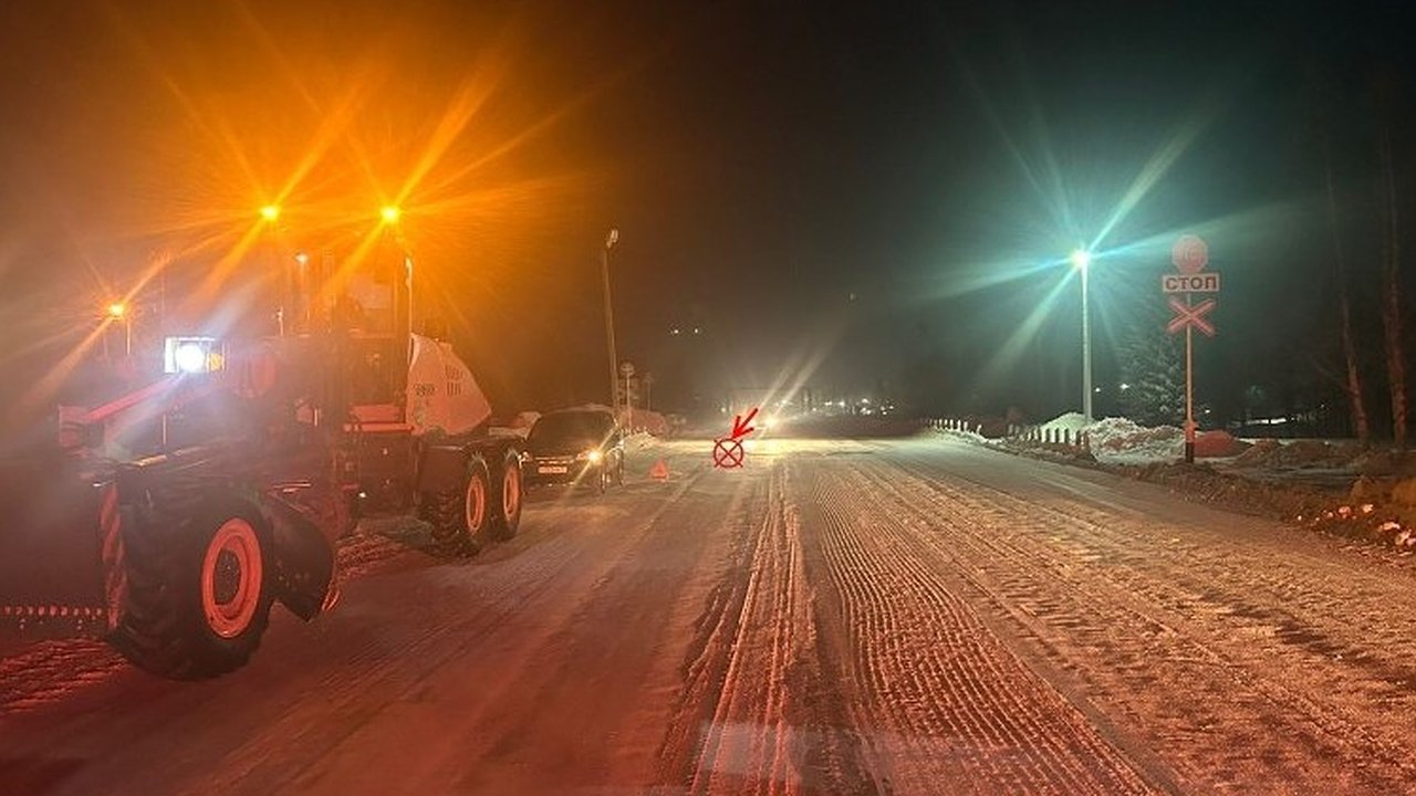 Главная картинка новости: Тракторист из Усинска получил травмы после наезда на препятствие на железнодорожном переезде