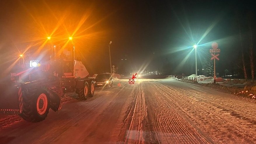 Главная картинка новости: Тракторист из Усинска получил травмы после наезда на препятствие на железнодорожном переезде