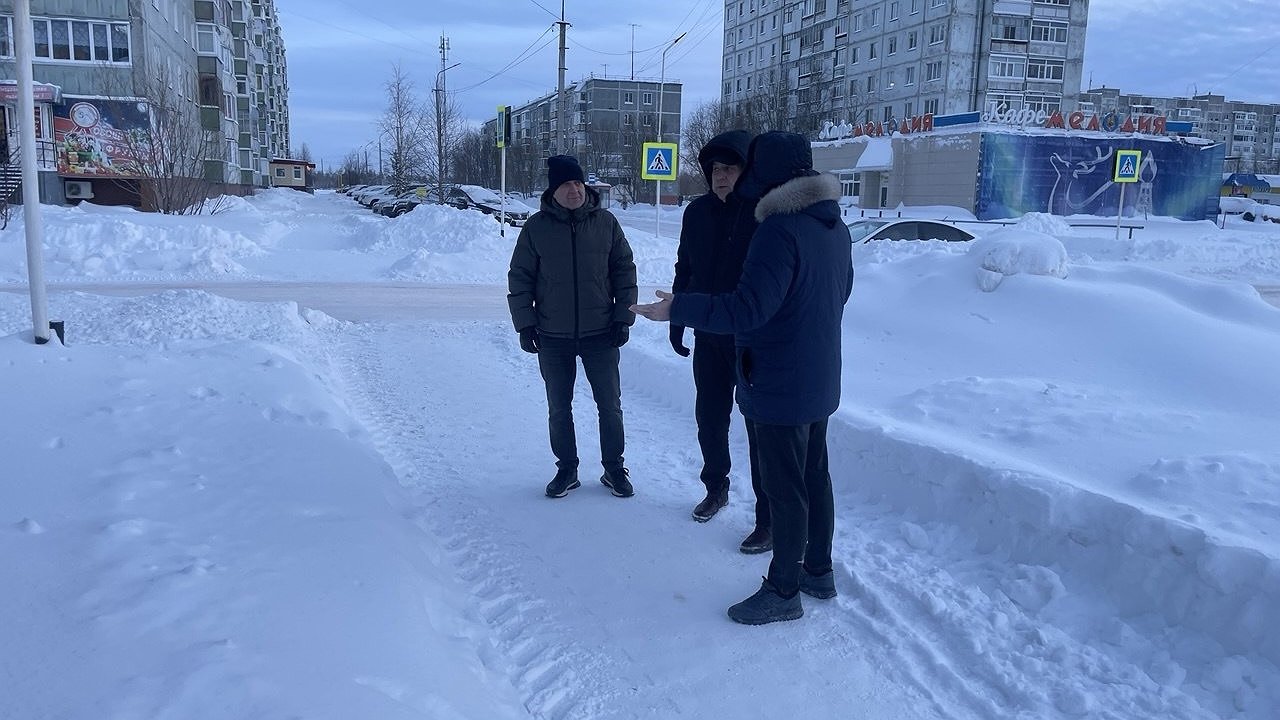 Главная картинка новости: Николай Такаев лично проинспектировал ход работ по уборке снега