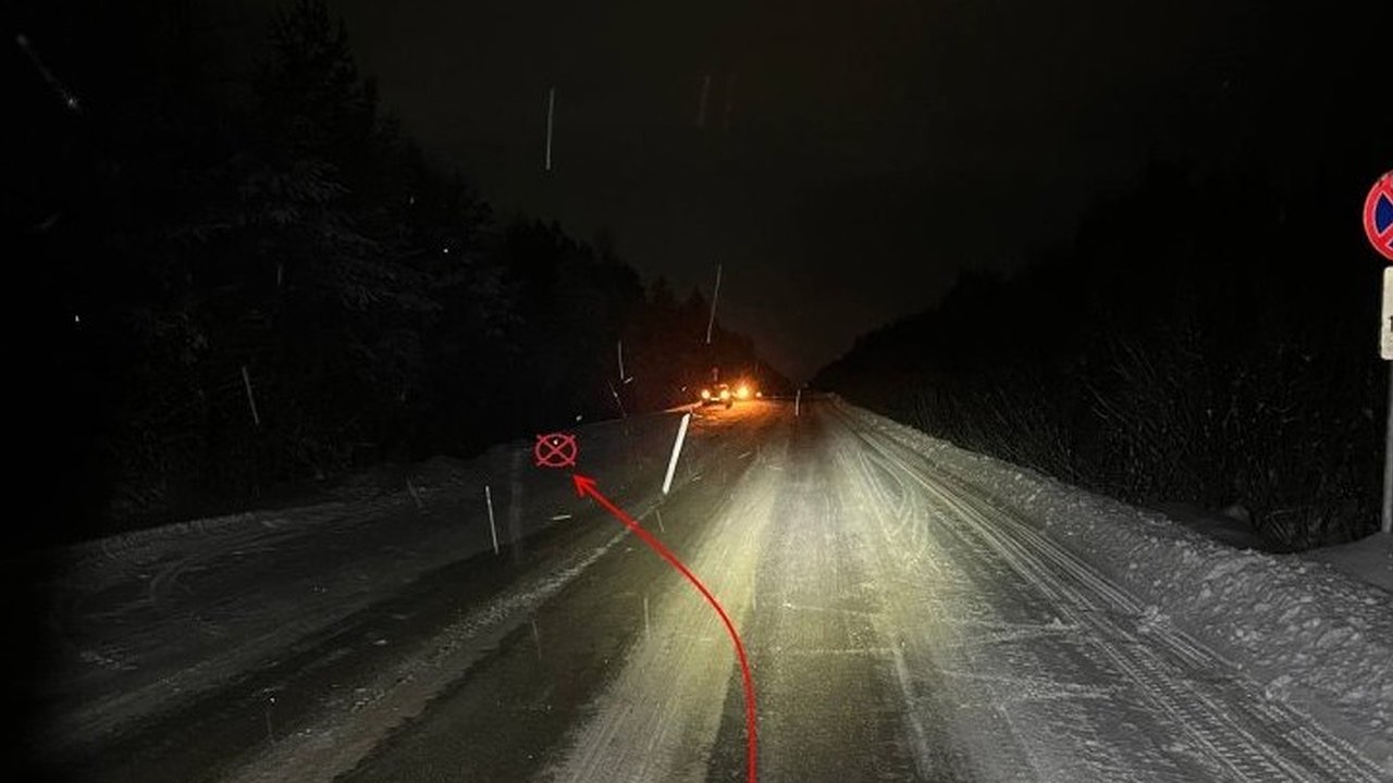 Главная картинка новости: В Коми неопытный автомобилист потерял контроль и перевернулся за пределами трассы