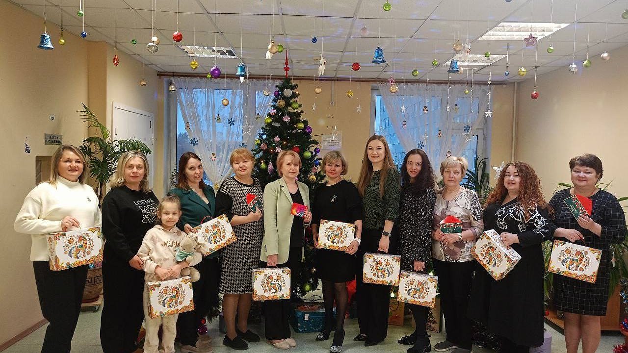 Главная картинка новости: В Усинске профсоюз больницы начал вручение новогодних подарков сотрудникам