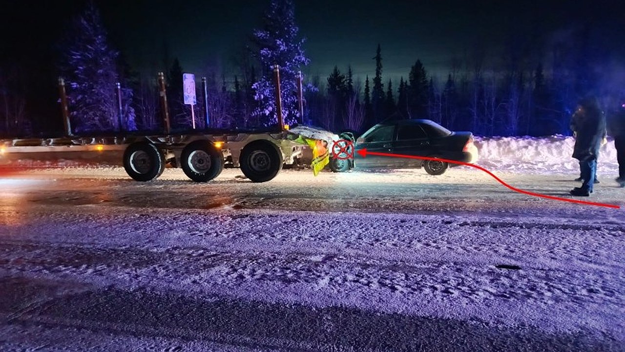 Главная картинка новости: В Усинске легковушка врезалась в припаркованный на обочине грузовик