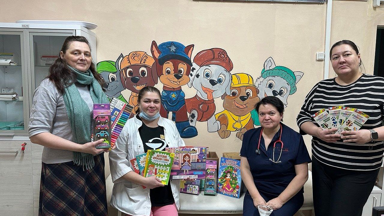 Главная картинка новости: В Усинске для маленьких пациентов организовали новогоднюю «Шкатулку храбрости»