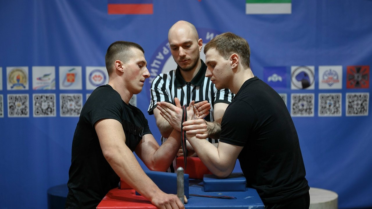 Главная картинка новости: Усинцы приняли участие в соревнованиях по армрестлингу