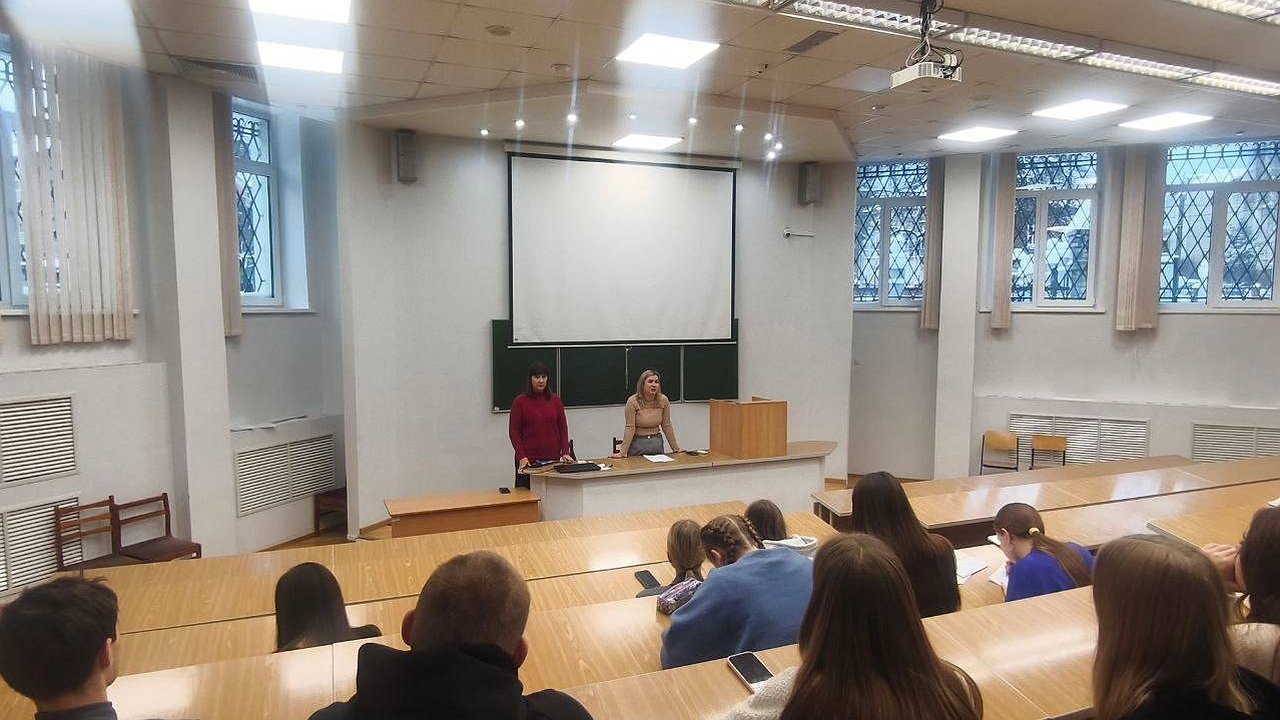 Главная картинка новости: В Усинске полиция рассказала приезжим студентам о службе на севере