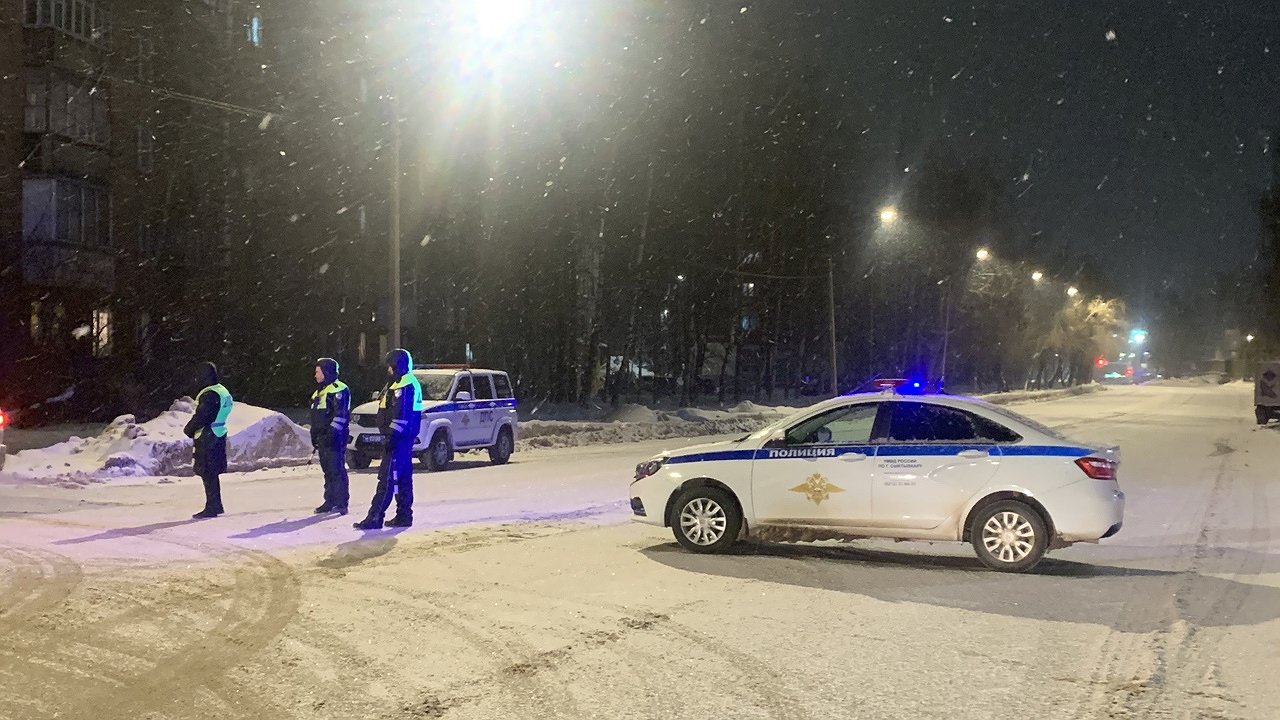 Главная картинка новости: Житель Коми поплатился за баловство с "мигалками" на дороге