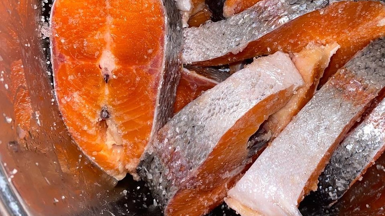 Главная картинка новости: Взял форель в "Светофоре" для засолки икры для новогоднего стола — только дома понял, какая она: честный обзор