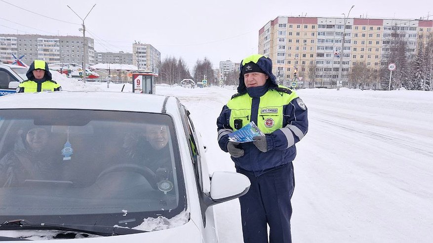 Главная картинка новости: В Усинске автоинспекторы провели профилактическую акцию для автомобилистов