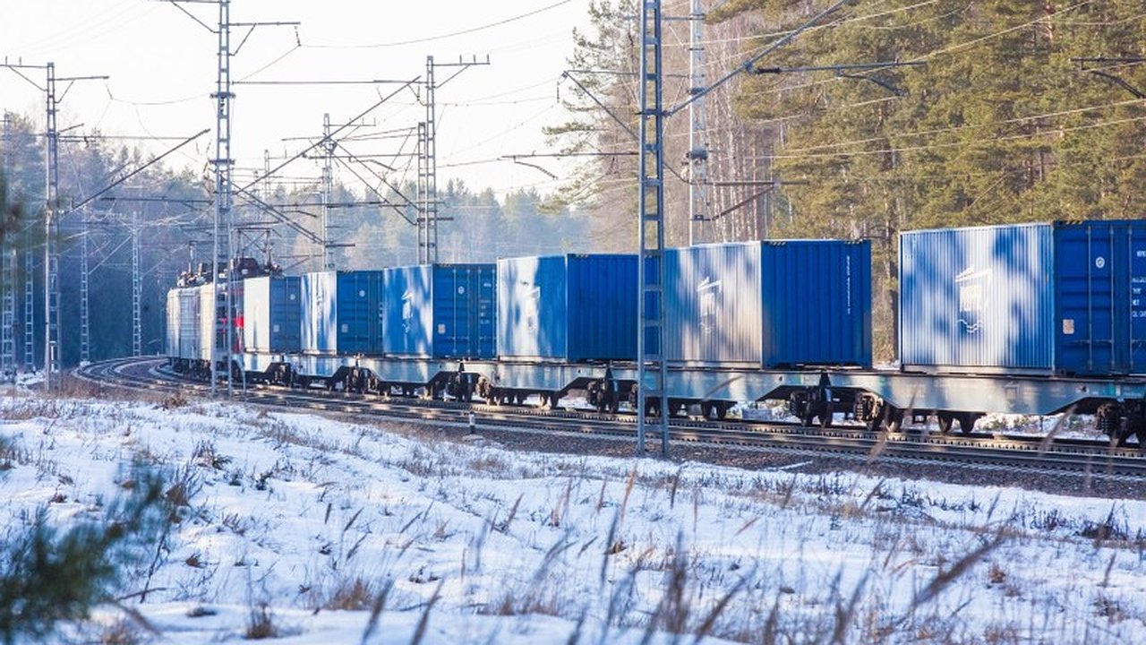 Главная картинка новости: Северная железная дорога Коми увеличила отправку контейнерных поездов на 15%