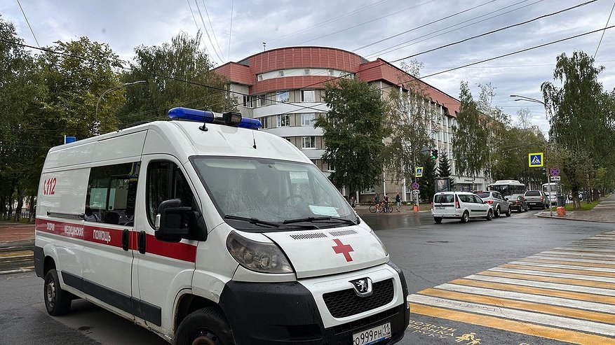 Главная картинка новости: В Коми водителя оштрафовали за непропуск машины скорой помощи