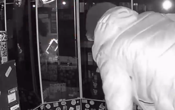 В Ухте задержали жителя Усинска, пробравшегося в магазин через окно