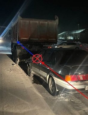 В Усинске легковушка врезалась в КамАЗ из-за несоблюдения дистанции