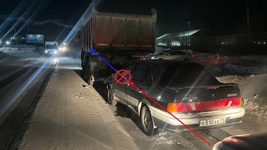 Главная картинка новости: В Усинске легковушка врезалась в КамАЗ из-за несоблюдения дистанции