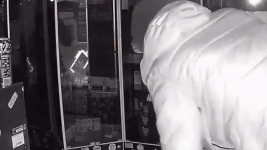 Главная картинка новости: В Ухте задержали жителя Усинска, пробравшегося в магазин через окно