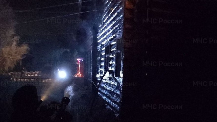 Главная картинка новости: В Коми при пожаре в частном доме погибли два человека