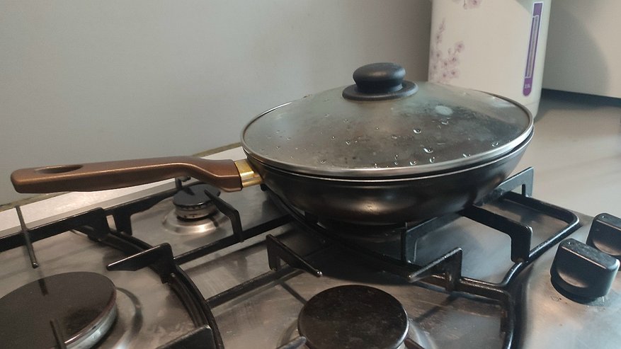 Главная картинка новости: В Коми семейный конфликт из-за мойки закончился «поединком» на сковородках