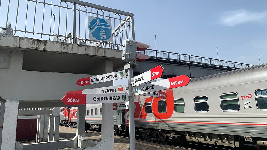 Главная картинка новости: Поезд Сыктывкар — Усинск почти 2 часа простоял в лесу: началась проверка