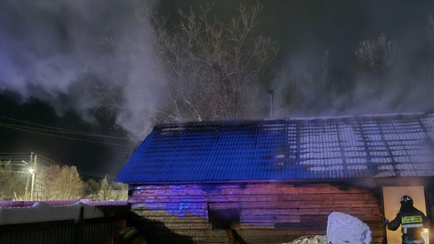 Главная картинка новости: В Усинске в последний день года сгорела баня