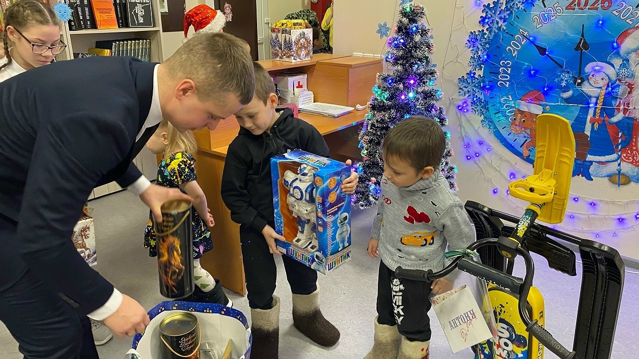 Главная картинка новости: "Ёлка желаний" принесла радость братьям из Денисовки