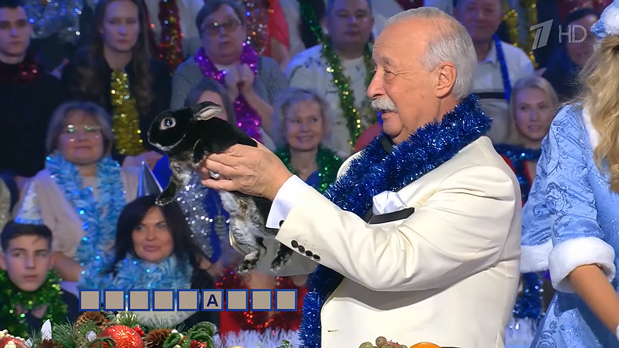 Главная картинка новости: Жительница Коми подарила Леониду Якубовичу черного кролика