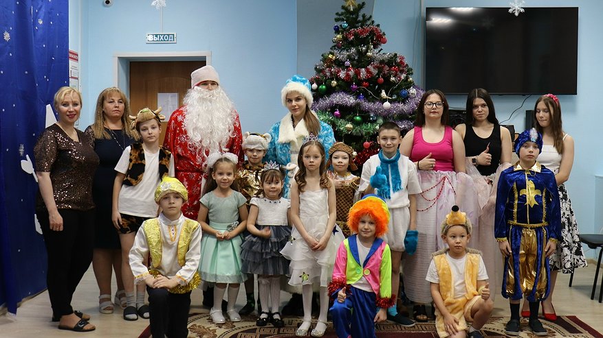 Главная картинка новости: В Усинске «Полицейский Дед Мороз» подарил праздник воспитанникам детского дома