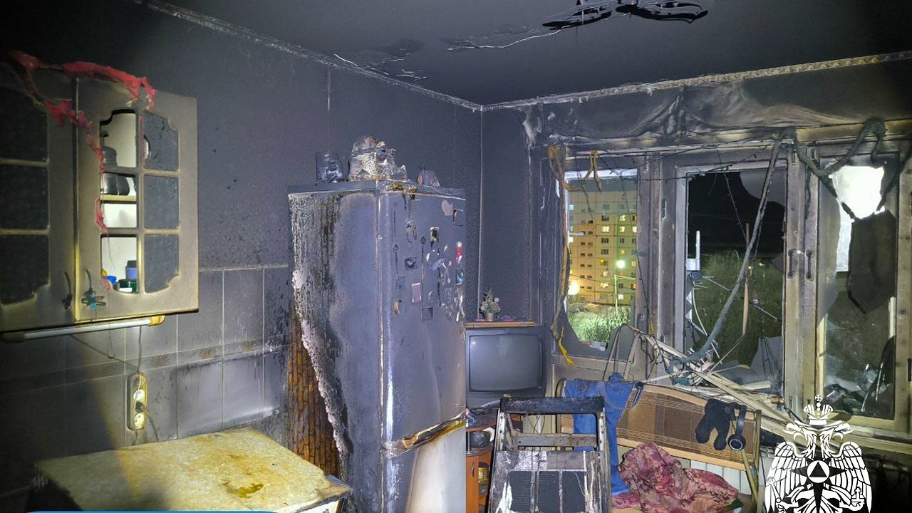 Главная картинка новости: В Усинске два человека пострадали во время пожара в квартире