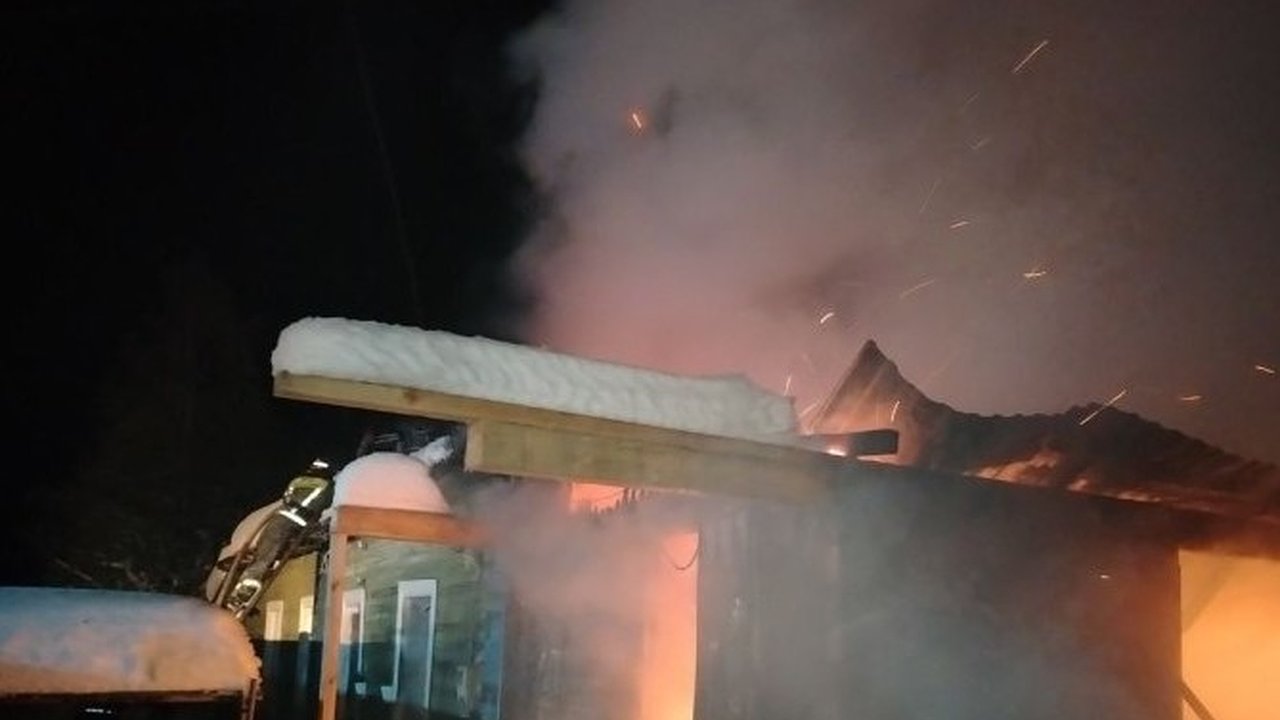 Главная картинка новости: В Коми возгорание охватило значительную площадь дома и привело к эвакуации жильцов