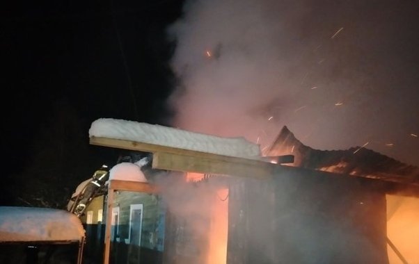 В Коми возгорание охватило значительную площадь дома и привело к эвакуации жильцов