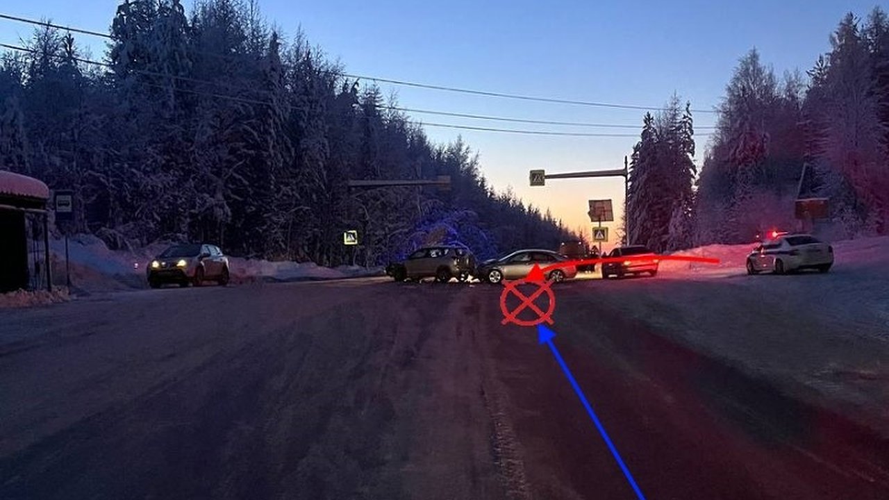 Главная картинка новости: В Коми столкновение на выезде с дач привело к госпитализации водителя иномарки