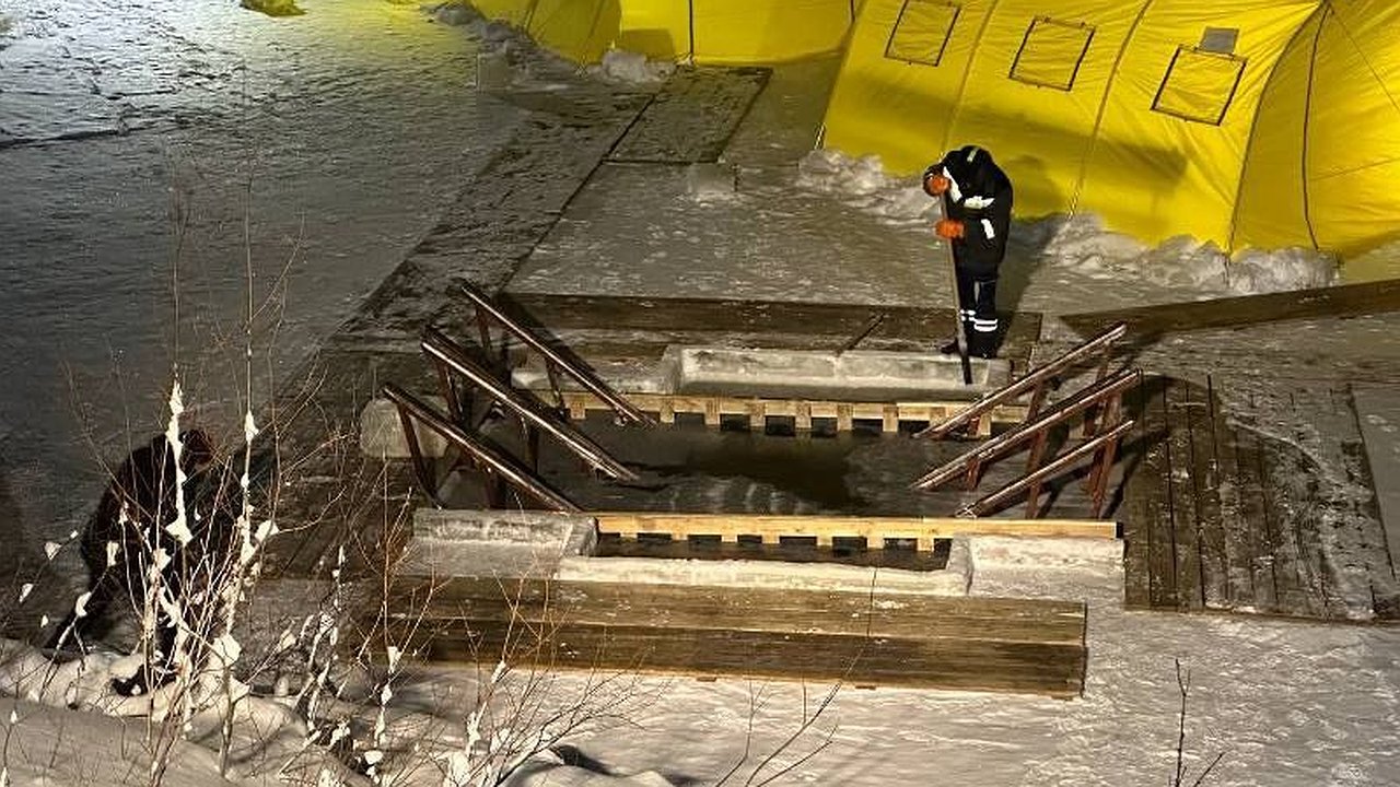 Главная картинка новости: В Усинске утвердили организацию крещенских купаний и мест забора воды