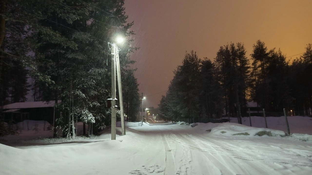 Главная картинка новости: В Усинске выявили незаконное размещение линий связи на опорах электросетей