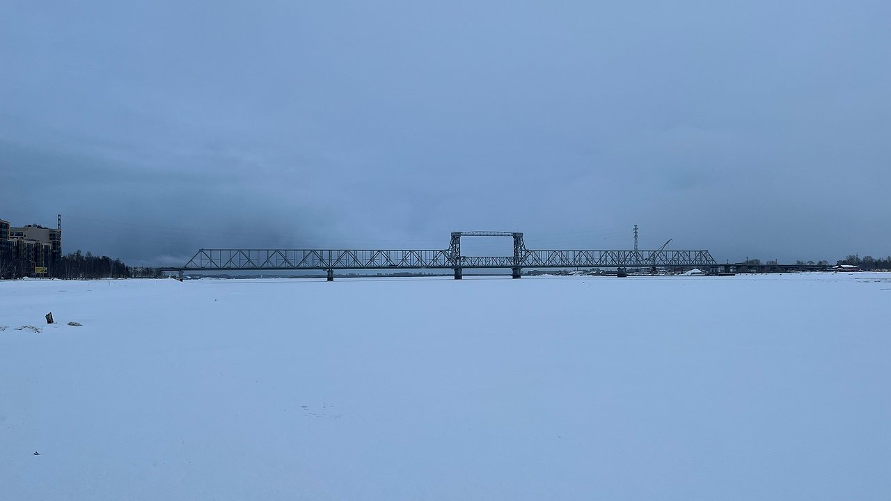 Главная картинка новости: В Усинске ввели ограничения на аварийном мосту через Колву