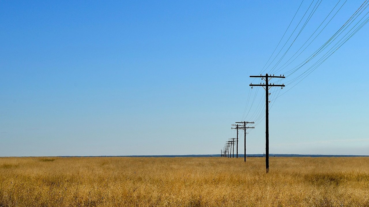Главная картинка новости: В Усинске выявили незаконное размещение интернет-кабелей на опорах ЛЭП