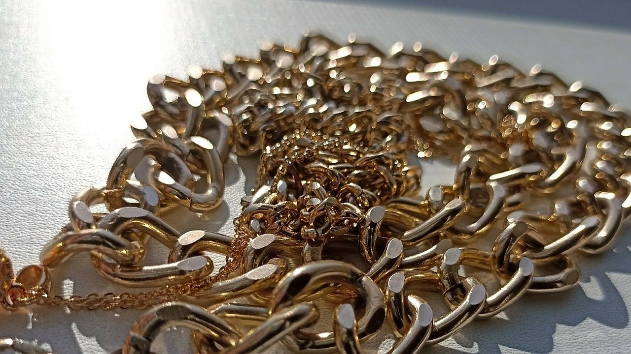 Главная картинка новости: В Коми аферисты заставили школьницу передать семейные ценности курьеру