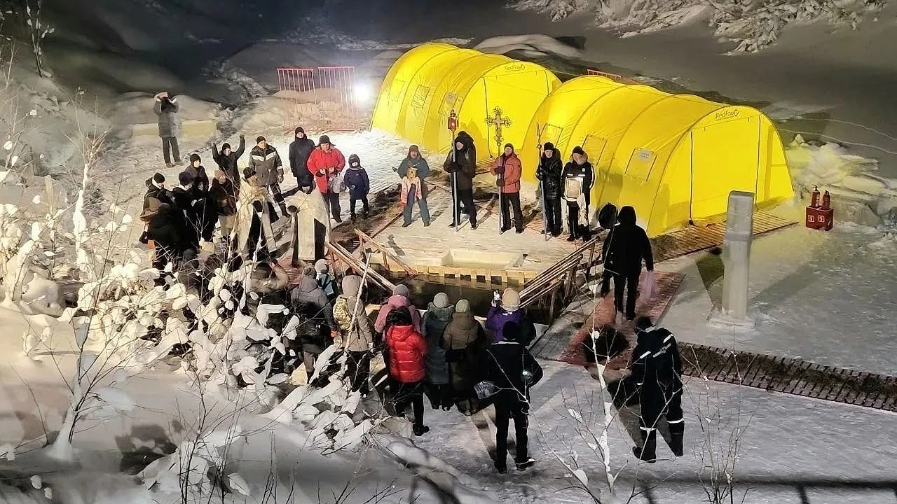 Главная картинка новости: В Усинском округе отметили Крещение Господне традиционными купаниями