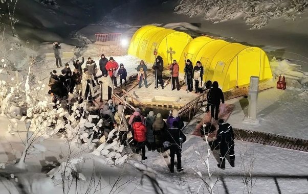 В Усинском округе отметили Крещение Господне традиционными купаниями