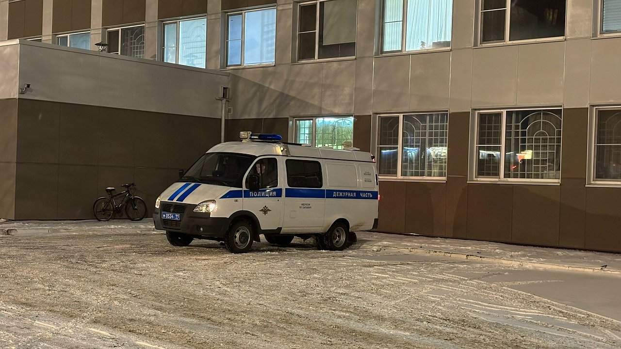 Главная картинка новости: В Усинске мужчина с топором напал на свою супругу